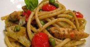 Spaghetti with chicken tomatoes and peas